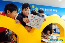 다양한 책을 읽는 벽량초등학교 학생들