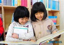 즐겁게 책 읽는 벽량초등학교 학생들