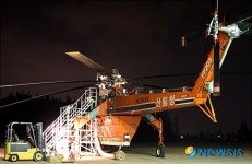 야간 작업하는 정비검사관