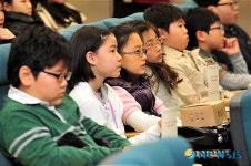 축사 경청하는 영재 학생들