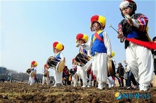 농악에 맞춰 흥겹게~