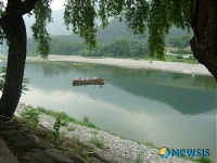 푸른 강 건너는 정선 아우라지호