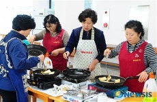 사랑이 담긴 도시락 만드는 한반도면 사랑봉사회