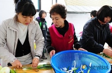 사랑의 도시락 만드는 한반도면 사랑봉사회