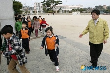해일 대피 훈련하는 학생들