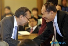 김진홍 목사와 악수 나누는 이상득 의원
