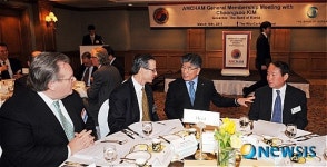 대화나누는 김중수 총재와 AMCHAM 기업인들