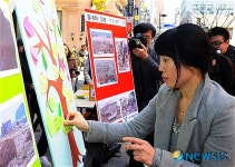 희망나무에 격려 메세지 매다는 시민