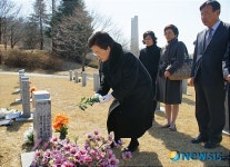 백희영 장관, 천안 망향의동산서 영령 위로