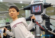 아이무브 프로그램 시연해보는 어린이