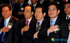 노동의례하는 행안부 제1차관과 민주당 최고위원