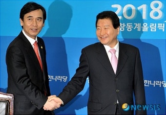 악수하는 유시민 대표와 안상수 대표