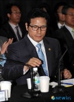 정병국 문광부 장관 물 마실까?