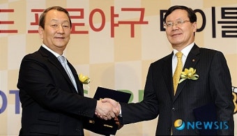 악수하는 유영구 KBO 총재와 박상훈 롯데카드 대표이사