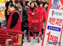 착한 치킨 기다리는 시민들