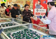 착한 치킨 구매하는 시민들