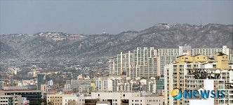 도심 숲 너머 보이는 북한산