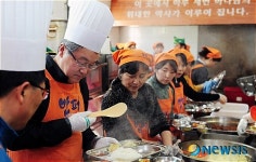 직원들과 함께 봉사활동하는 김성환 장관