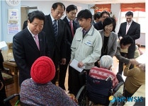 안상수 대표, 원주 노인요양시설 방문