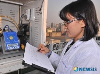 측정장비 살피는 담당자