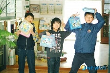 밀양 산동초, 학용품 무상지급 학생들 활짝