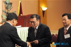 당선증 받는 이영길 후보