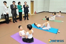 연습장 둘러보는 주요참석자들