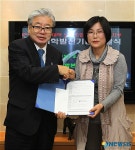 경상대 노조, 대학발전기금 전달