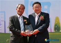 준공 기념촬영하는 음성군수와 두성리 이장