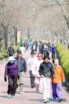 산책을 하며 여가 보내는 시민들