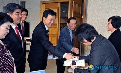 요한성당 봉사안내자와 인사나누는 손학규 대표