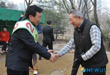 분당 중앙공원 배드민턴 회원들과 악수나누는 손학규 대표
