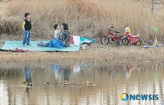호수공원서 휴식 보내는 시민들