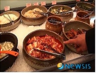부산 대형 뷔페 등 10곳, 수입고기· 김치 국산둔갑 적발