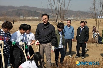 식목일 맞아 나무심기 행사 참석한 이명박 대통령