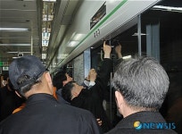지하철 스크린도어 살펴보는 서울중부소방서 대원들
