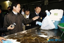 방사능검사 시료채취과정 점검하는 유정복 장관