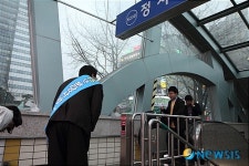 [4·27재보선]정자역에서 시민들에게 인사하는 강재섭 후보