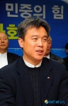 발언하는 전국민주노동조합연맹 위원장