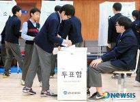 조심스레 한 표