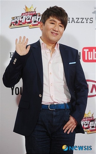 손 흔드는 방시혁