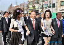 군산 새만금축제 즐기는 문동신 시장