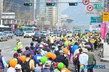 도심걷는 어르신들