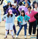 주민화합 걷기대회 준비 운동하는 가족들