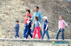 가족과 함께 걷는 봄날의 주민화합 걷기대회