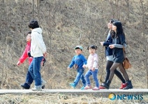걷기대회에 참가한 남면의 학생과 어린이
