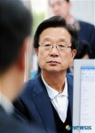 [4·27재보선]경청하는 강재섭 한나라당 후보