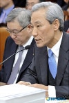 의원들의 질의에답하는 김종훈 위원장