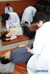 부산맹학교, 부산역서 무료 안마 봉사