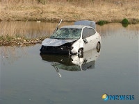 경주시 천북면 신당천에 빠진 아반테 승용차